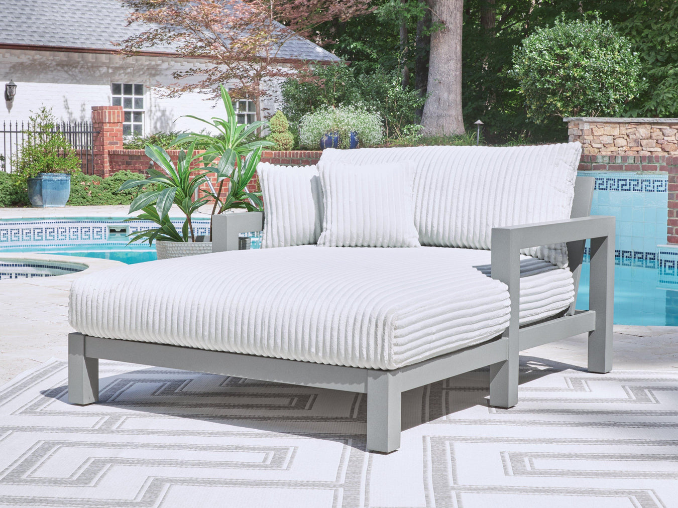 Outdoor Chaise-Lounge